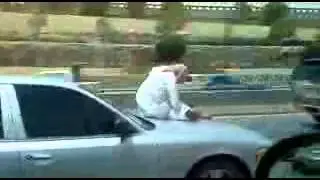 Самоубийца на капоте авто при 100 км в час