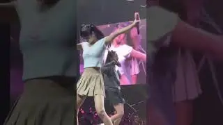 بس تقليد جيسو لليسا 😔💟