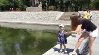 Софья кидает монетки в бассейн.