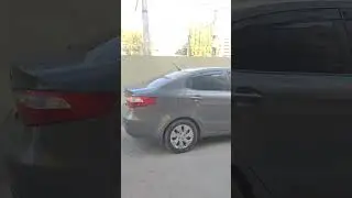 Находится на тротуаре или иначе говоря на пешеходной зоне