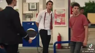 TOLGA KÖŞEYE SIKIŞIYOR😎(KARDEŞLERİM)