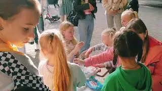 Лето в Курске. Выступление музыкальных творческих коллективов в парке. Горожане танцуют.