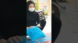 fokus bantal biru 