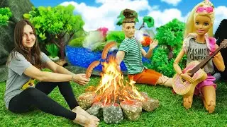 Куклы Барби отправились в поход - Видео для девочек игры в куклы Я не хочу в школу