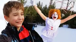 ОНО (IT) ИДЕТ В БАНЮ И БЕГАЕТ БОСИКОМ ПО СНЕГУ. Веселая пародия