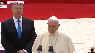 Klaus Iohannis i-a șoptit Papei Francisc salutul în limba română – „Bună ziua”!