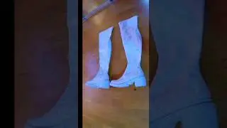 Wet boots. Wetlook. Tries on white leather tractor-soled boots. Білі шкіряні ботфорти.