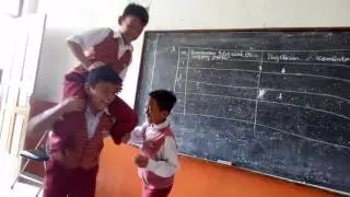 Anak SD main di kelas dan akhirnya jatuh