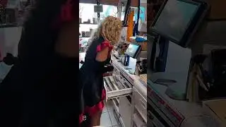 В ТЕЛЕСНЫХ КОЛГОТКАХ И МИНИ ПЛАТЬЕ БЛОНДИНКА 