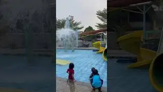 Berenang sambil main tembakan air, ada ember tumpah. Ih seru!!! 