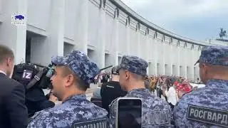 У музея Победы в Москве развернули гигантский триколор в День государственного флага России.