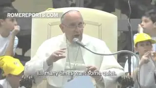 Papst Franziskus (unzensiert) erklärt Kindern Industrie will keinen Frieden