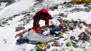 Эверест превращается в гору мусора