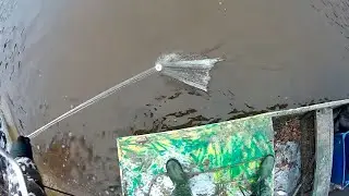 Рыбалка кастинговой сетью с лодки в мороз! по омутам и ямам!