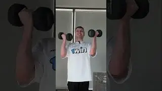 Папич качает бицуху в Дубае