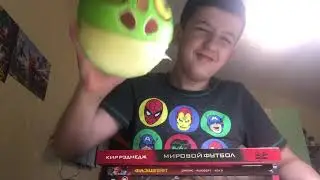 Очень много комиксов и мягкая игрушка