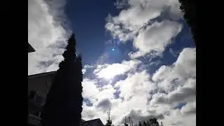Die Wolken am Himmel sinken allmählich auf den Boden.
