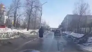 священник в рясе.– на моноколесе