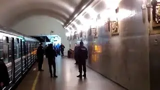 Неадекват с ножом в Питерском метро