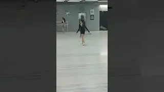 Настя учится прыгать на скакалке #скакалка