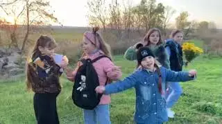 А осінь знову дощиком плакала .