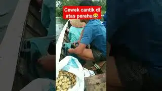 Cewek cantik di atas perahu