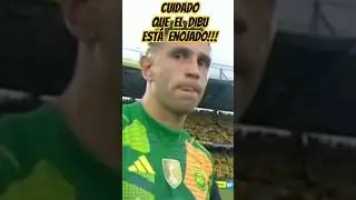 DIBU MARTINEZ LE PEGA A LA CAMARA!!!