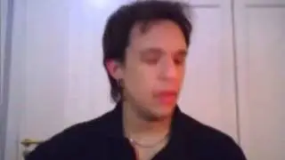 Kiko do KLB fazendo Twitcam e cantando músicas internacionais