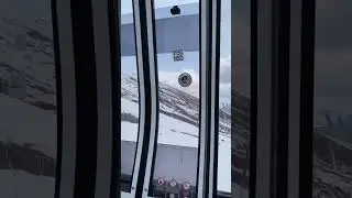 Поднимаюсь на гору на подьемнике в Гудаури 