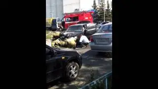Горит Нексия. Пожарники открывали капот минут 30.