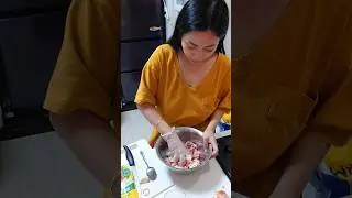 Filipina cooking burger patty. #philippines #filipina #pinay #shorts #cooking #フィリピン #フィリピーナ