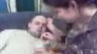 Frau füttert