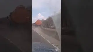 Бензовозов перевернулся