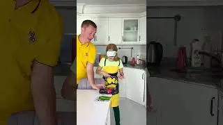 Папа учит дочку кунг фу