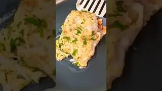 блюдо из блинов с  вкусной  начинкой и соусом бешамель