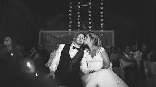 Debora e Nicholas guardano le foto del loro matrimonio per la prima volta.