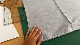 Colocando bolso na jaqueta
