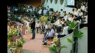 Fr Emmanuel Musongo dans Compilation live mon rédempteur + je sais qui je suis version live culte