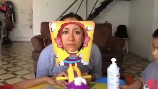Mira como le cae el pastelazo