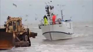 СПУСК НА ВОДУ БУЛЬДОЗЕРА