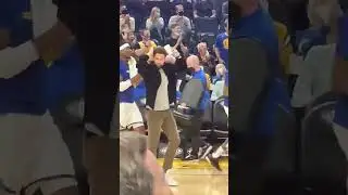 Klay Thompson fanning out! 