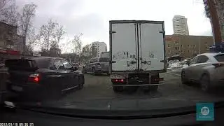 Невнимательный выезд из двора