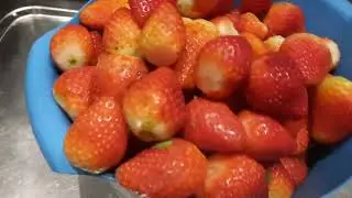 Cara membersihkan strawberry untuk di simpan