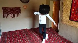 Uzbek lezginka dance in. Узбек танцует в лезгинку. ХОРАЗМЛИК ЛЕЗГИНКАНИ КОЙИЛЛАТДИ