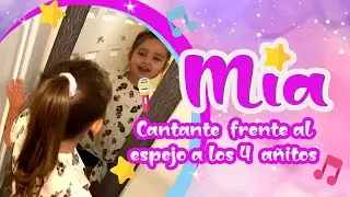 Mia cantante frente al espejo a los 4 añitos.