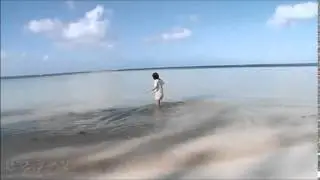 松本さゆき　海辺で着替え