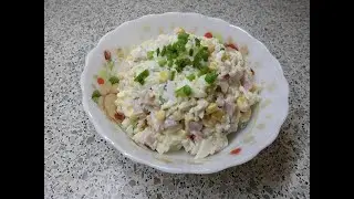 Салат с кукурузой рисом, крабами и ветчиной