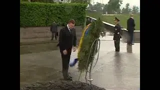 На Януковича упал венок/Янукович и венок
