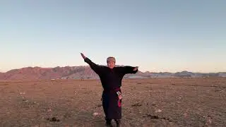 Алашаньский ойрат танцует под калмыцкую песню