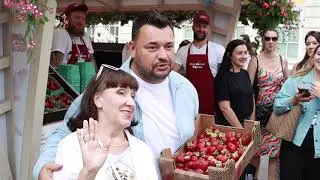 Сергей Жуков из Руки Вверх угощал всех клубникой